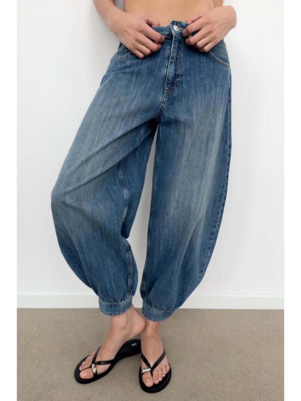 ZARA TRF MID-RISE BALLOON JEANS WITH BUTTON TABS - Picture 3 of 10